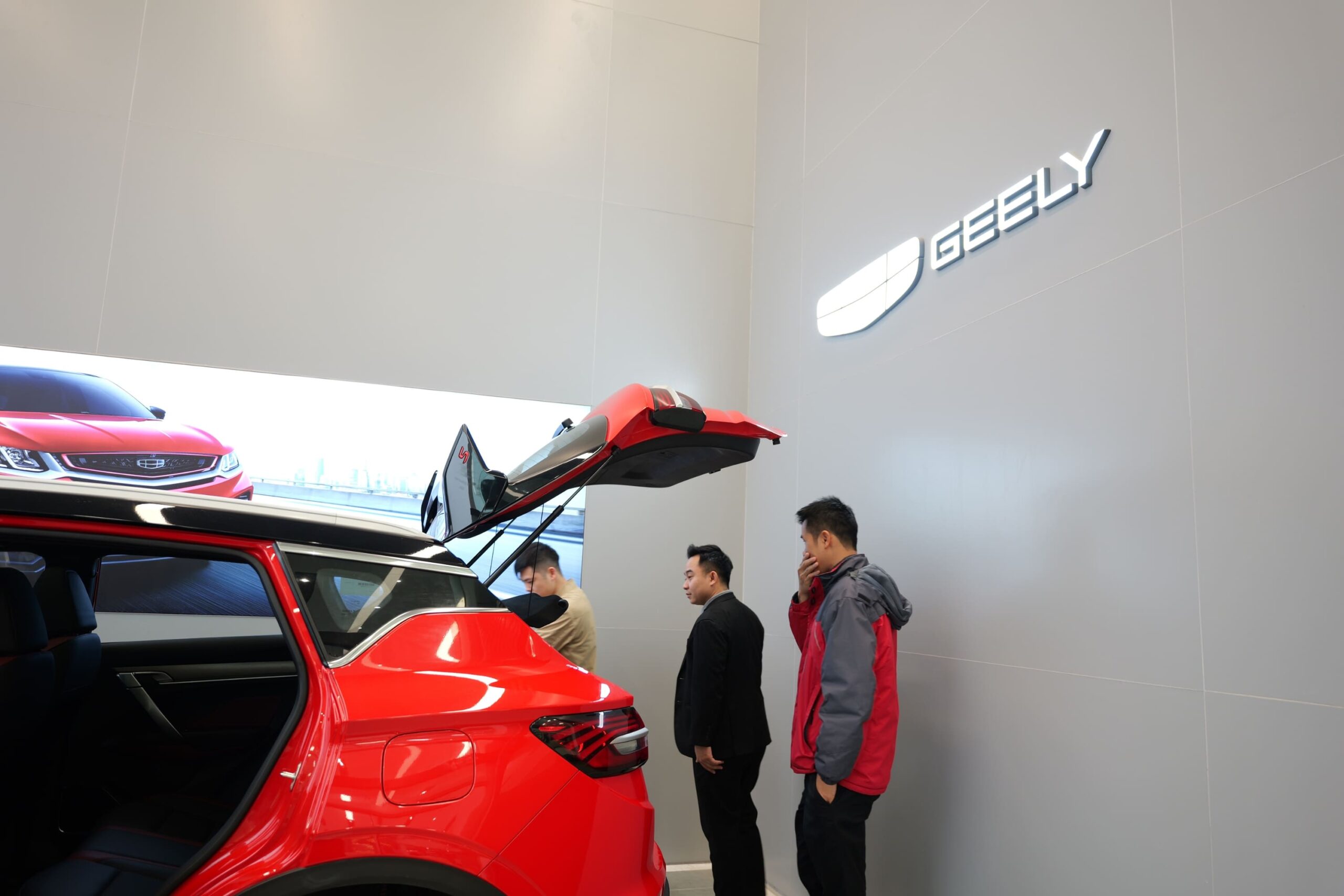 Đội ngũ Geely Việt Nam hỗ trợ khách hàng nhiệt tình