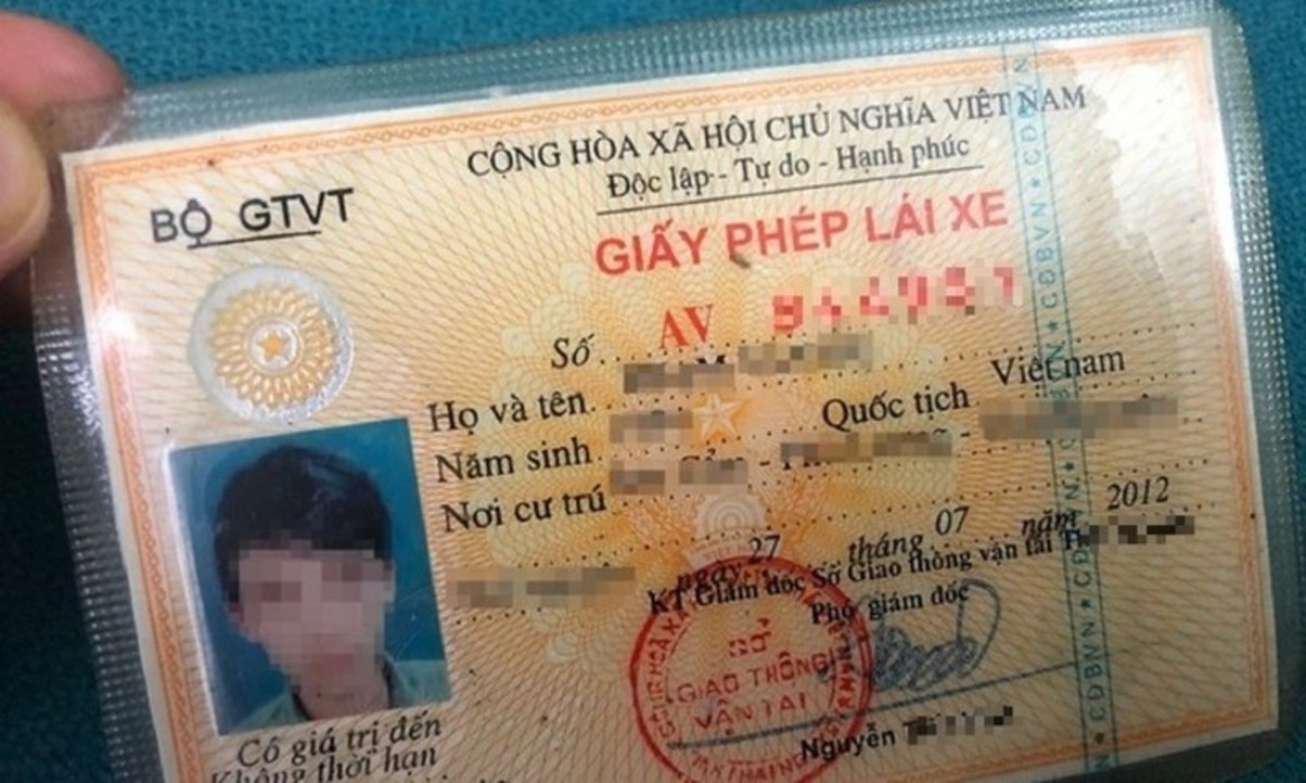Giấy phép lái xe cũ được làm từ chất liệu giấy, dễ bị nhàu nát